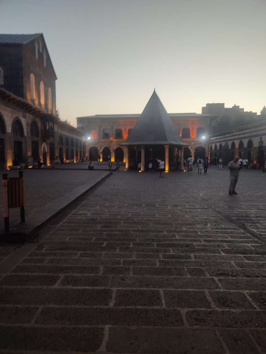Muhteşemsin. İnsanın gözlerini kamıştıran, ruhunu maneviyatını iyi hissettiren özelliğin var.
Mekânlar lâtif kalpleri etkiler..

"Diyarbakır Ulu cami"