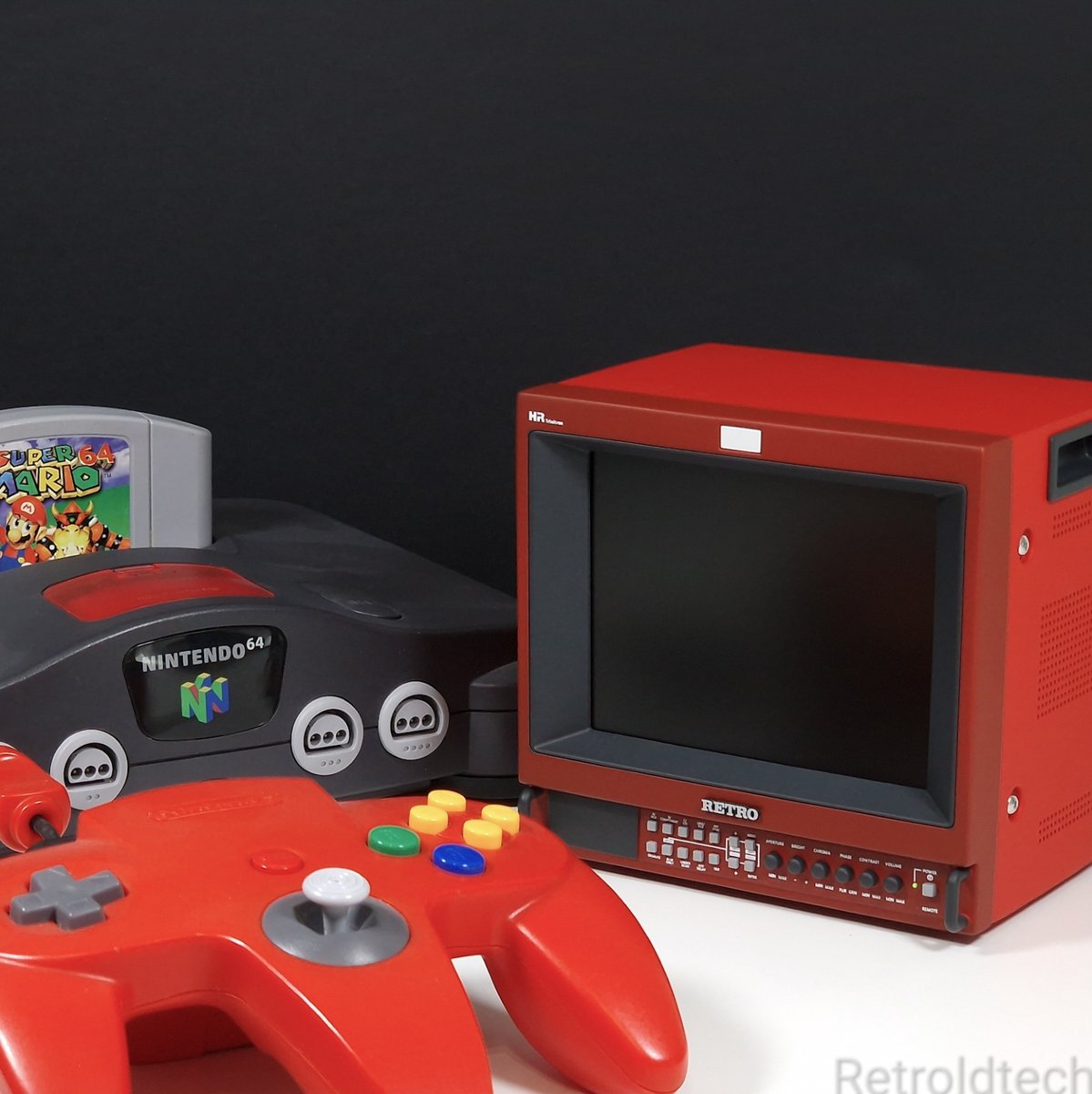 Retroldtech's tweet image. Red just feels like Nintendo ❤️
The N64, that bright red controller, the Mini PVM…
Mario 64 never looked so sharp 😍
#MiniPVM #Retroldtech #Nintendo64 #Mario64 #RedEdition #Retrogaming