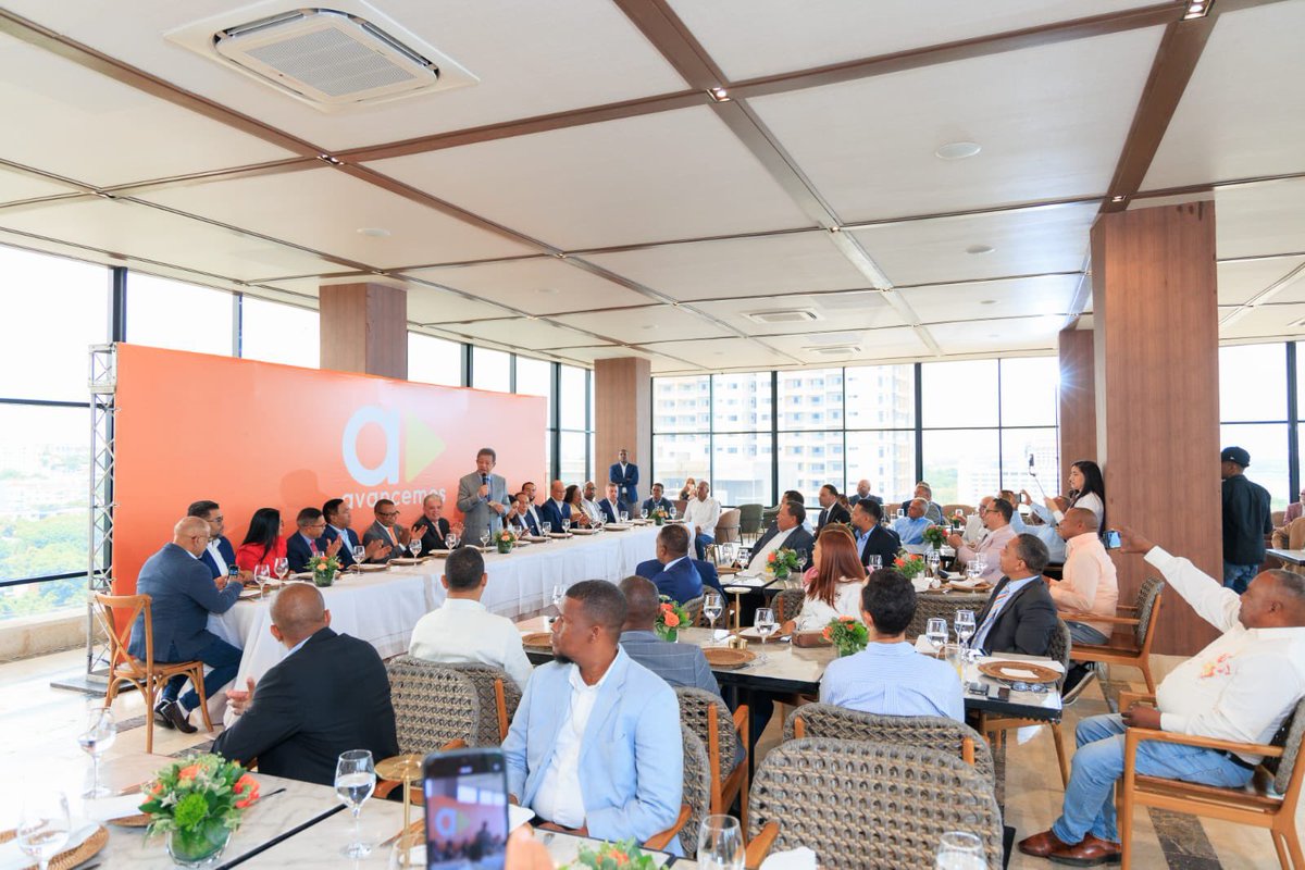 “LEONEL sigue sumando fuerzas”

Hoy el <a href="/CarlosAmaranteB/">Carlos Amarante Baret</a> presidente del Consejo Nacional Avancemos realizó un encuentro con toda su estructura política para apoyar al Presidente <a href="/LeonelFernandez/">Leonel Fernández</a> y #FuerzaDelPueblo.

Leonel Fernández estuvo acompañado por el vicepresidente