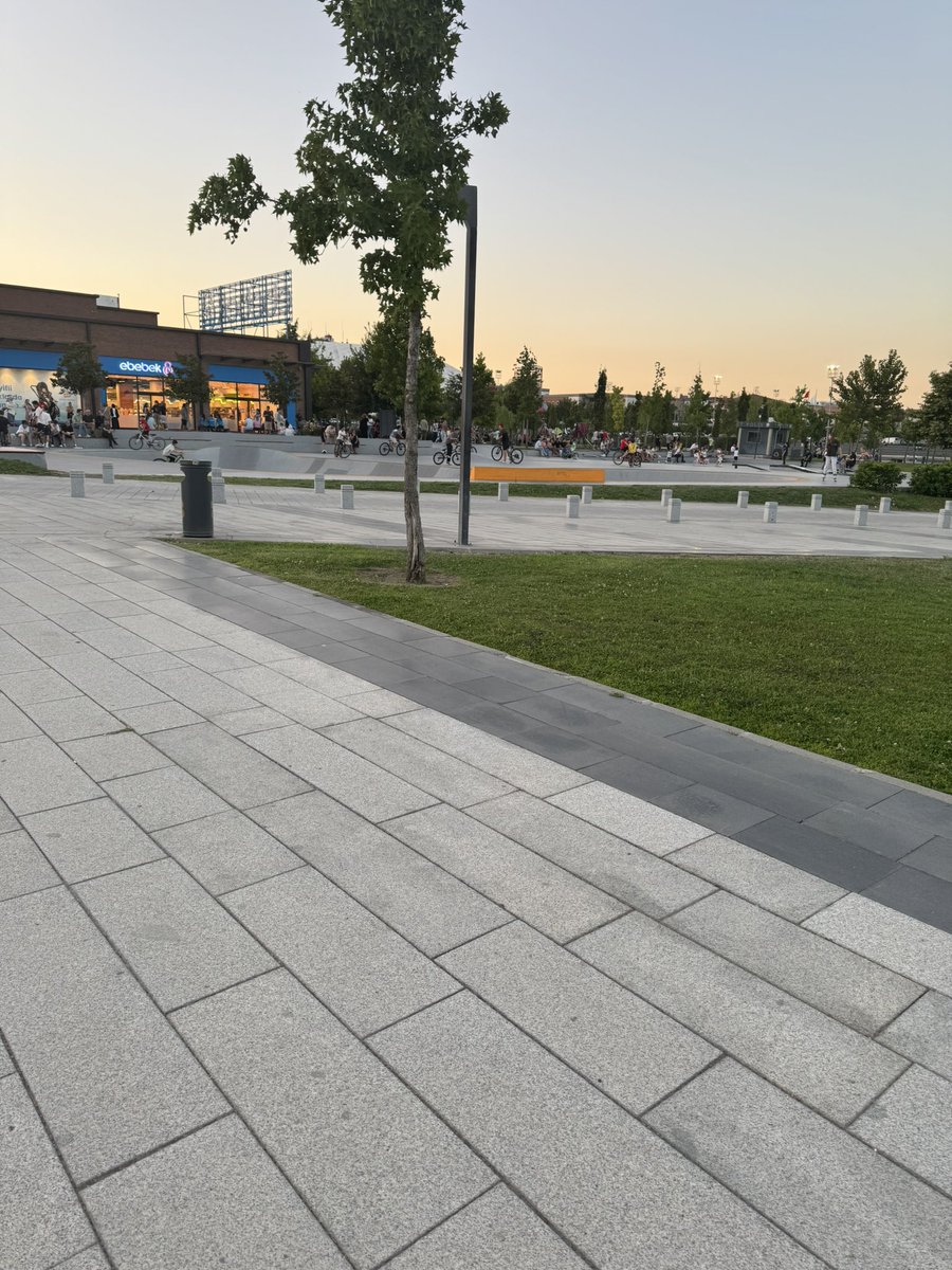 Depremin etkisinden hâlâ çıkamıyorum kendime gelemiyorum, elim ayağım titriyor korkunç bi andı …
Geçmiş olsun, Balıkesir