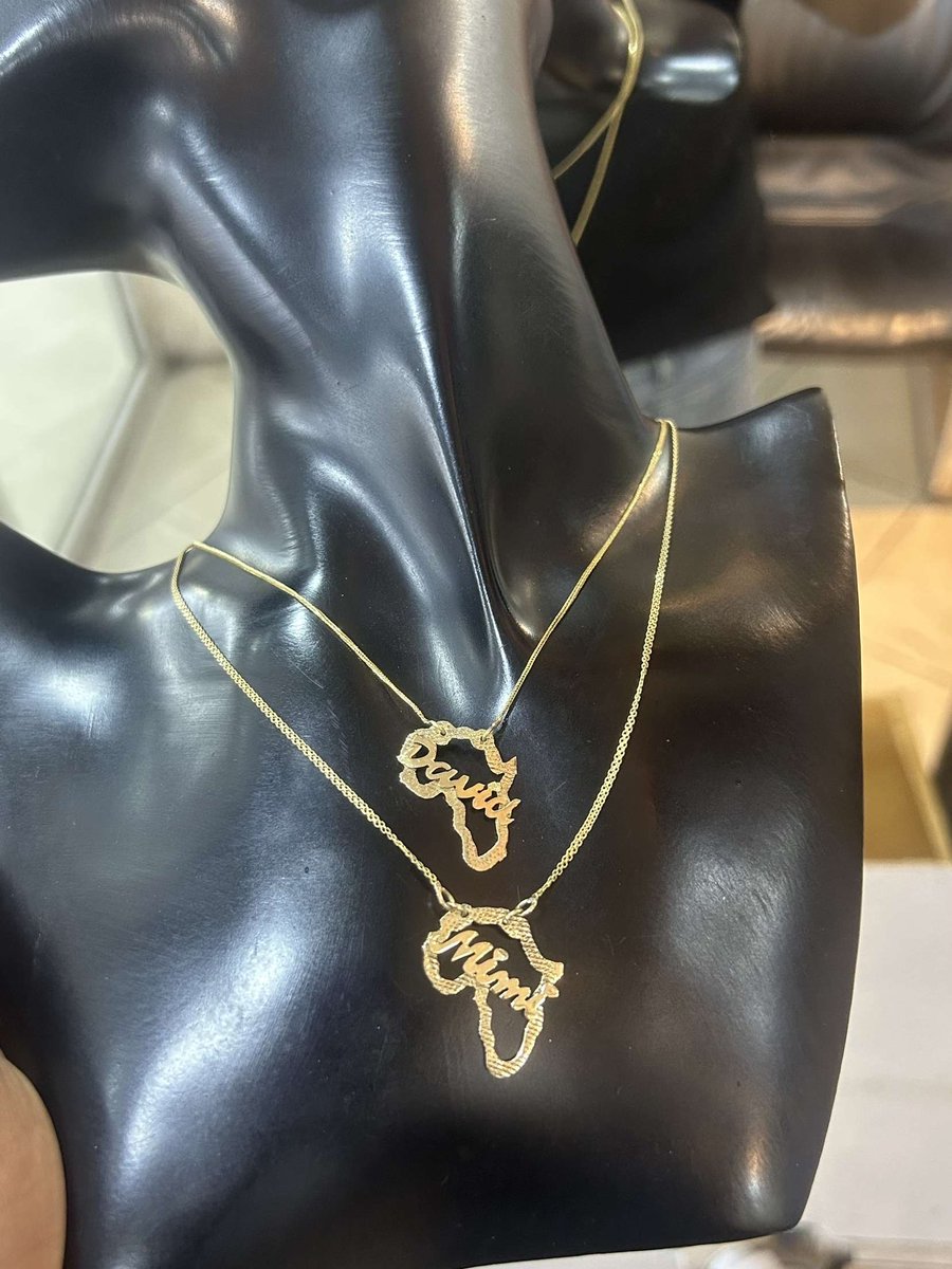 collier_mon's tweet photo. Pour que ces jumelles n’oublient jamais d’où elles viennent, ni ceux qui les ont aimées les premiers et bénies sur cette terre. 
Même absents, leurs parents brillent encore autour de leur cou🔐❤️. https://t.co/qkJNSPs0GD