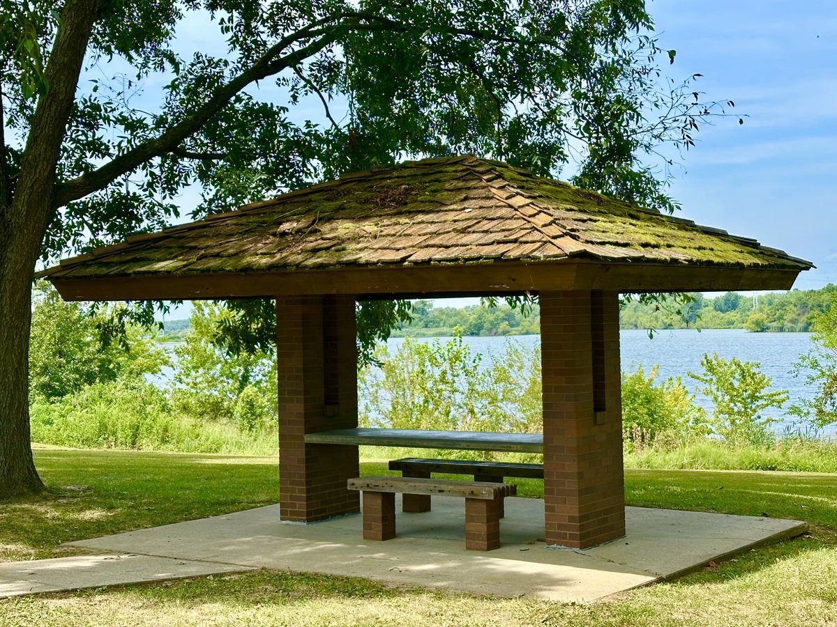 A BEAUTIFUL HAPPY SUNDAY to everyone from an Illinois Rest Stop ⁦<a href="/oakridgeboys/">The Oak Ridge Boys</a>⁩ rolling home today… thankful for all our Blessings, Healing Prayers for those in need. amen 🙏