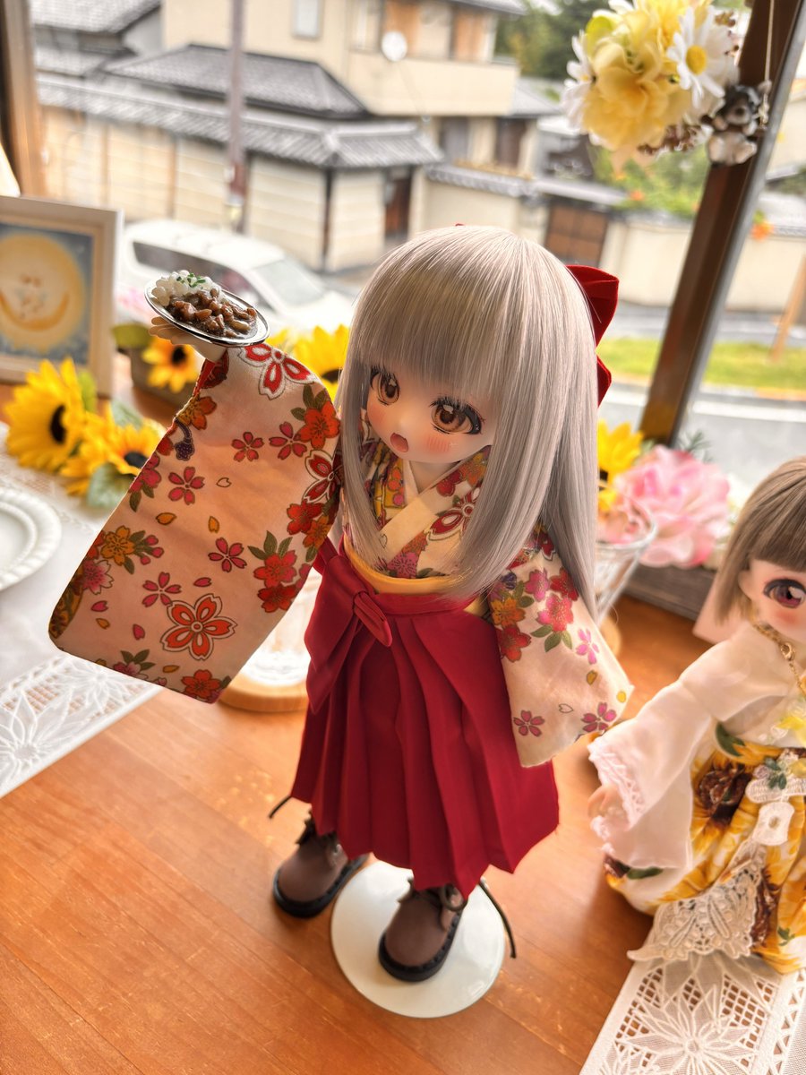 ずぼらじん (@zuboratubuyaki) on Twitter photo 交流写真の部!
コフレさん(<a href="/coffret_cafe/">coffret_cafe ( #コフレカフェ )ならまちカフェ 奈良カフェ</a>)で、月凪さん家の子と、コフレさんのスタッフドールたち。
おまけでカレーを持ってきてくれる月凪さん家の子🍛 交流写真の部!
コフレさん(<a href="/coffret_cafe/">coffret_cafe ( #コフレカフェ )ならまちカフェ 奈良カフェ</a>)で、月凪さん家の子と、コフレさんのスタッフドールたち。
おまけでカレーを持ってきてくれる月凪さん家の子🍛