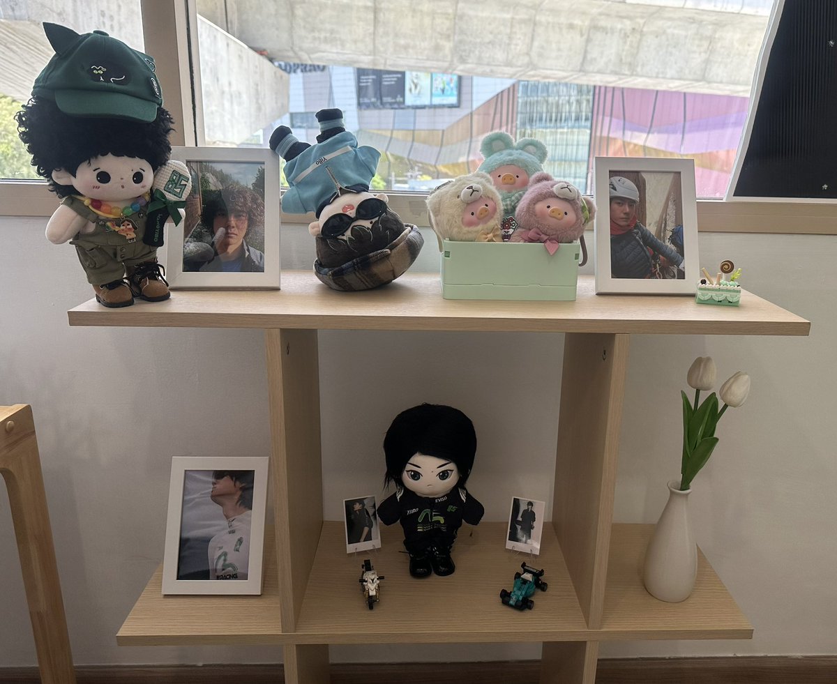 #WhyYouSoCoolWYB
แวะเติมพลังกันก่อนตั้งแต่เช้า (เกือบเที่ยง) ชอบป้ายไฟตั้งแต่นอกร้าน น้ำอร่อยดีค่ะ หวังอี้ป๋อหล่อมาก 💚💚