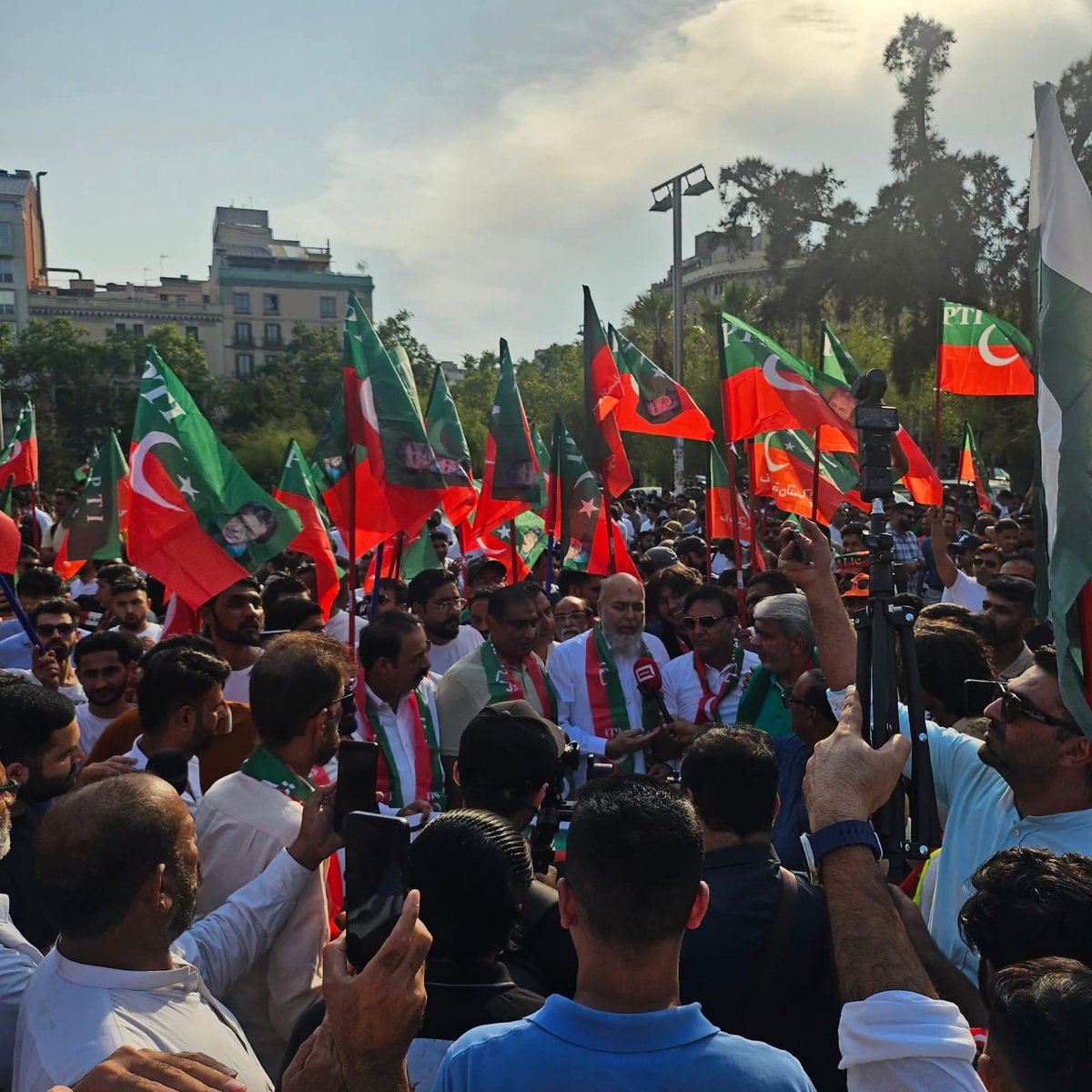 اسپین میں عمران خان کی رہائی کیلئے احتجاج کی کال ، اوورسیز پاکستانی بڑی تعداد میں احتجاج کے مقام پر پہنچنا شروع
#جناح_پڑھا_عمران_دیکھا