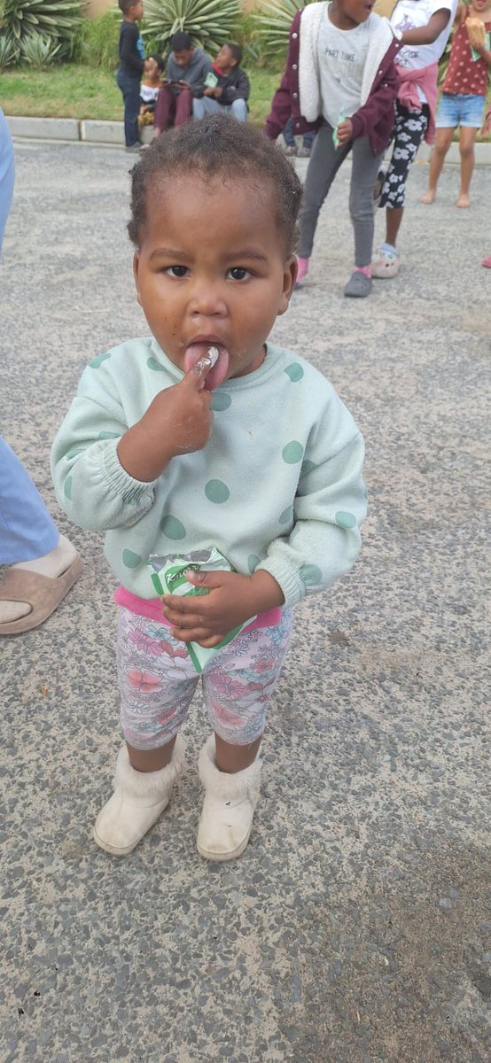 TheDylanGraham's tweet photo. Our kids said they were hungry so @CopeWithHopeCT delivered. We handed out over 250 sandwiches &amp; cup of soup sachets to all the kids &amp; adults in The Gatjie today. Little Gracelynn jumped right in 😂 we also handed out 3 bags full of toys, Springbok rugby team marbles &amp; dogfood 🙏🏻 https://t.co/P3kw4B2LPZ