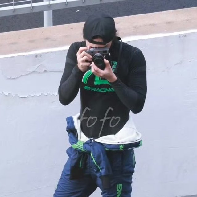 ลุคปกติยังไหว ลุคนักแข่งถือกล้องขอลา