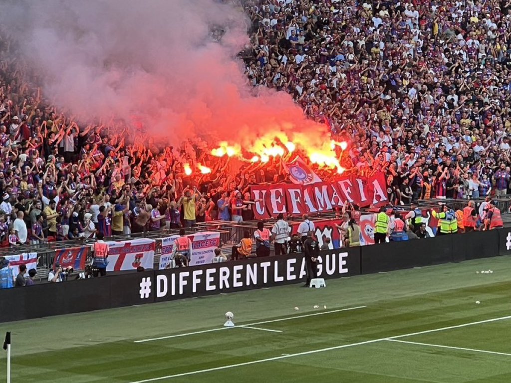 unionatm's tweet photo. 🔥⚽ Aficionados del Crystal Palace alzan la voz contra la @UEFA tras ser apartados de la Europa League.
Una imagen que habla por sí sola: “UEFA MAFIA”.

💬 Cuando la injusticia se siente en la grada, la pasión se convierte en protesta.
📢 La afición es el alma del fútbol… y merece respeto.

#UEFAGate #Atleti #AficiónUnida #FootballFans #UEFA