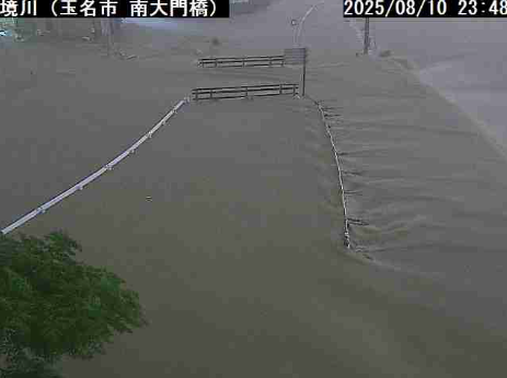 shinyahoya's tweet photo. 人が流されたと通報のある「熊本県玉名市中の境川」だが、河川カメラの映像では、昨夜10時頃から氾濫が発生していて、午前0時頃が最も深かった。ガードレールがほぼ水没しているので、1ｍくらいの深さがある。午前2時でも氾濫が続いているので、周辺の方は外に出ないで下さい！ https://t.co/iiTFYcAxbn