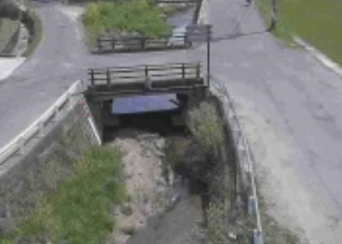 shinyahoya's tweet photo. 人が流されたと通報のある「熊本県玉名市中の境川」だが、河川カメラの映像では、昨夜10時頃から氾濫が発生していて、午前0時頃が最も深かった。ガードレールがほぼ水没しているので、1ｍくらいの深さがある。午前2時でも氾濫が続いているので、周辺の方は外に出ないで下さい！ https://t.co/iiTFYcAxbn