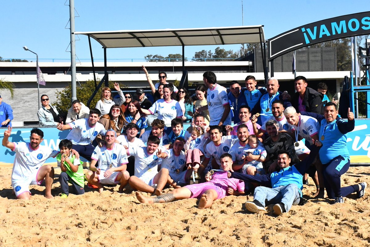 afa's tweet photo. #FútbolPlaya @CASANTELMO superó 2-1 a Acassuso y es campeón de la #CopadeInvierno 2025.
¡Felicitaciones Candombero, primera estrella en la disciplina! 👏👏👏
📰 https://t.co/gYi2x420Sd https://t.co/qTypueQpZY