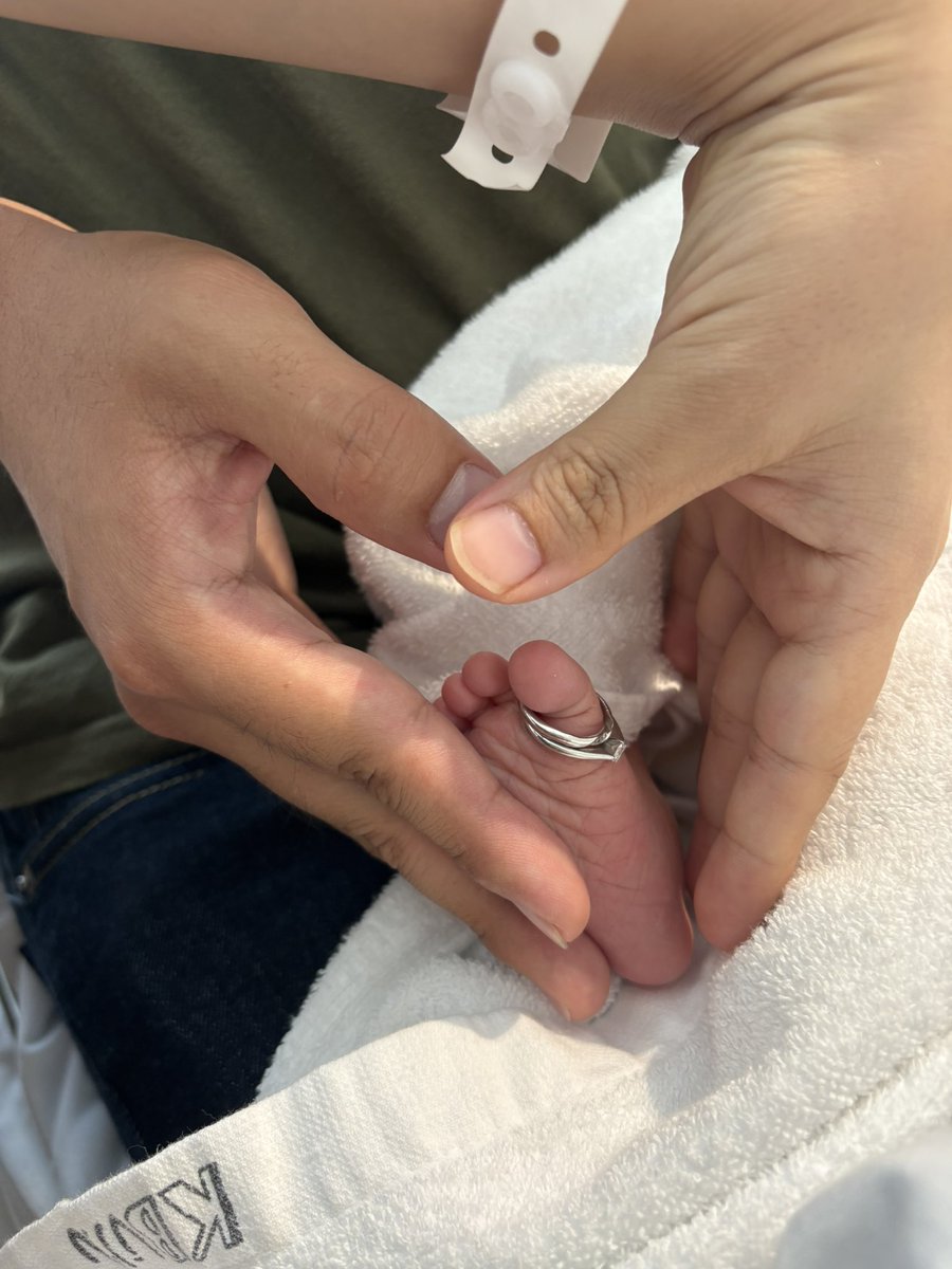 senacos711's tweet photo. 【報告】
この度、我が家に新しい家族が増えました👶🏻️🩵3220gの男の子です🫶🫶緊急帝王切開で取り上げられましたが、母子共に健康で昨日無事退院しました❣️
慣れないことばかりでバタバタですが、家族3人で頑張っていこうと思います👪 https://t.co/uoYfxJg8w9