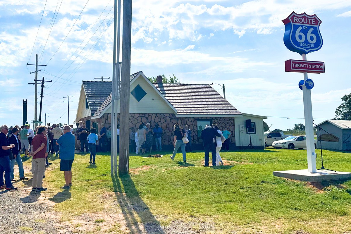 Over 100 people crowded around the historic Threatt Filling Station Friday on a narrow stretch of America’s mother road as state and national partners dedicated a monument honoring the first Black-owned gas station on Route 66.
theblackwallsttimes.com/2025/08/10/ame…