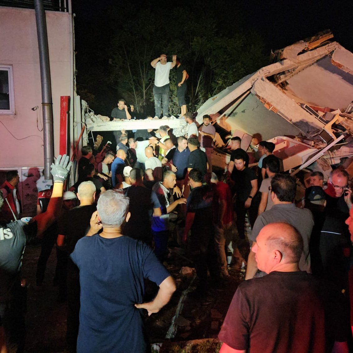 Balıkesir Belediye Başkanı Ahmet Akın, depremde enkaz altında kalan bir kişinin hayatını kaybettiğini açıkladı.
