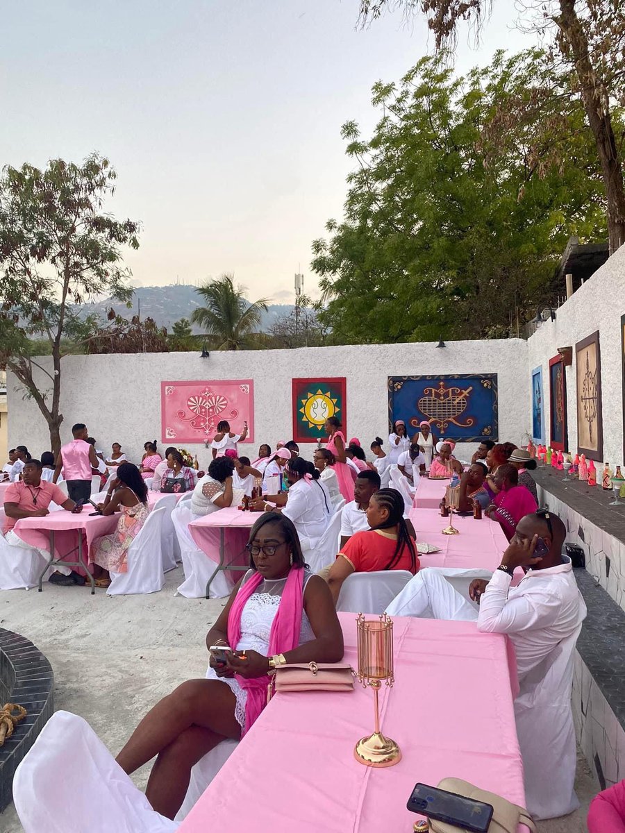 Jèn ayisyen yo ap rekonekte ak Vodou, yo ap fè l bèl, yo ap fè l pwòp.
Pa gen pèp ki ka evolye deyò kilti li.
Lè w Rasinen se sa ki ba w fòs pou  pouse ou pi wo