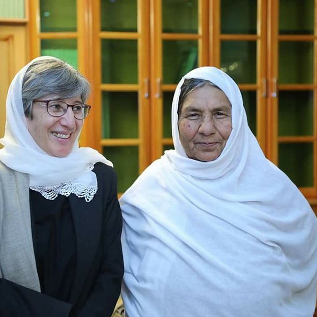 کفتر با بودنه!
راستی تا آخر معلوم نشد که همی سیما بی‌ثمر مرد بود یا زن؟!
اما تا توانست فاحشه‌خانه‌ها و صیغه‌خانه‌های به نام خانه امن ایجاد کرد!