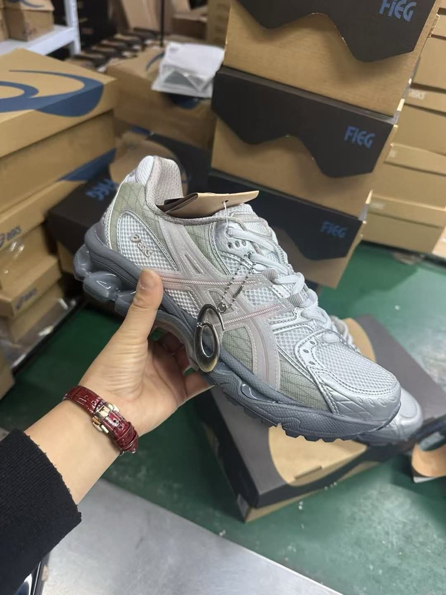 RheinaHerlina22's tweet photo. Best sneakers ever 
Asics gel nimbus 10:1 
Grey metalic
Unisex
#cekWAdibio #kasual #running #hiking #sports #rheshoesshop https://t.co/bL4lGT5UW1