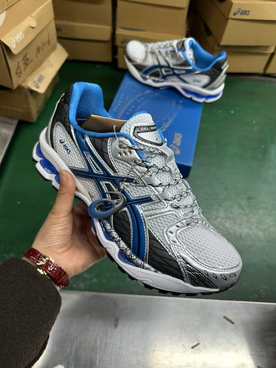 RheinaHerlina22's tweet photo. Best sneakers ever 
Asics gel nimbus 10:1 
Grey metalic
Unisex
#cekWAdibio #kasual #running #hiking #sports #rheshoesshop https://t.co/2noWP64Hjt