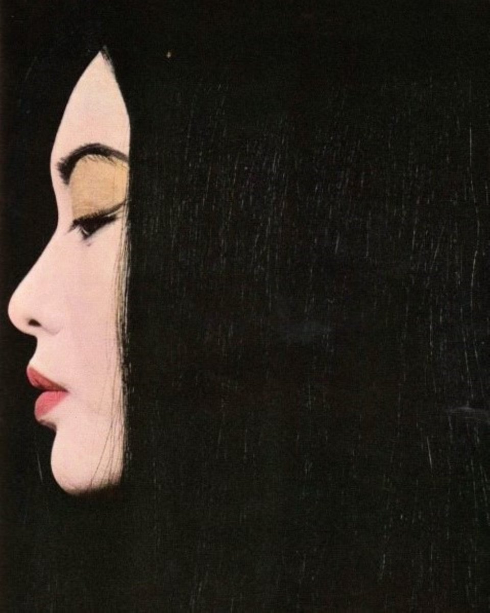 🌹♥️🌹

It was your gaze that told me the truth before your lips did; the one that tore down my walls without touching me, just by looking at me.
- - - - Octavio Paz.✍️♥️

"Vogue" (Japan, 1967)🖌️🌹