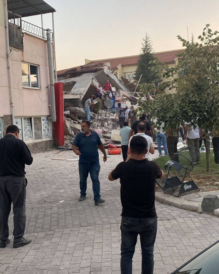 zatudeprem's tweet photo. Balıkesir, bölgede şimdiye kadar 3.7 (iki kez), 4.6 ve 4.3 büyüklüğünde artçı sarsıntılar yaşandı.
⚠️ Artçıların devam edebileceği belirtiliyor.
Lütfen hasarlı binalardan uzak durun ve resmi açıklamaları takip edin. Şuana kadar 1 tane binanın yıkıldığı resmi olarak kesinleşti.

#Balıkesir #Deprem #AFKOR #ZATU