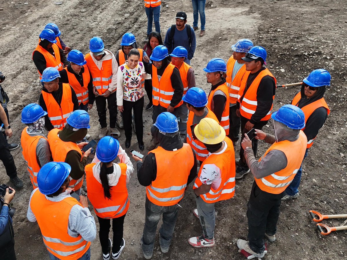 Claudiashein's tweet photo. Supervisamos la construcción de la unidad habitacional en San Agustín Tlaxiaca, Hidalgo. Trabajamos todos los días para consolidar más de un millón de viviendas dignas y créditos accesibles para familias que ganen entre uno y dos salarios mínimos. https://t.co/9ZyMuUyiVe