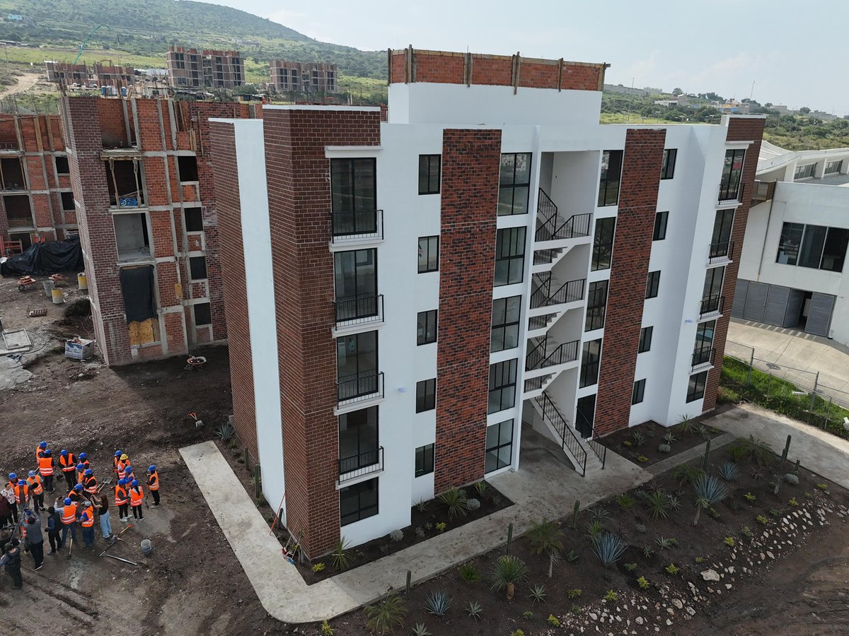 Supervisamos la construcción de la unidad habitacional en San Agustín Tlaxiaca, Hidalgo. Trabajamos todos los días para consolidar más de un millón de viviendas dignas y créditos accesibles para familias que ganen entre uno y dos salarios mínimos.