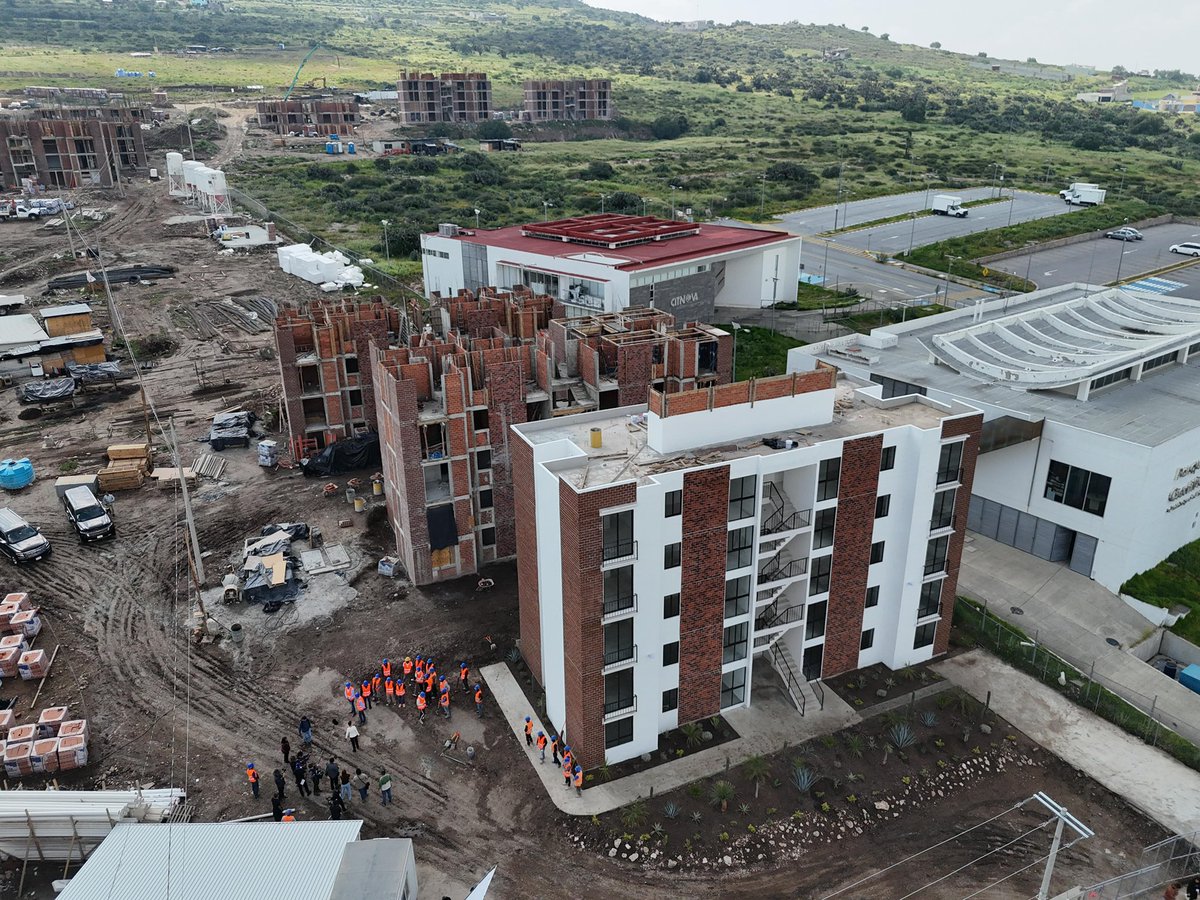 Claudiashein's tweet photo. Supervisamos la construcción de la unidad habitacional en San Agustín Tlaxiaca, Hidalgo. Trabajamos todos los días para consolidar más de un millón de viviendas dignas y créditos accesibles para familias que ganen entre uno y dos salarios mínimos. https://t.co/9ZyMuUyiVe