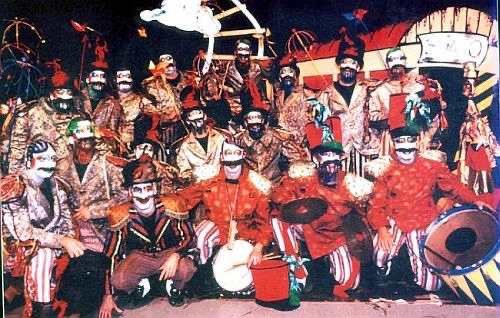 duarteok's tweet photo. 🔴 CONTRAFARSA - La murga de Sayago está cumpliendo 45 años. Nació el 10 de agosto en la esquina de Garzón y Propios -“en una esquina anaranjada del barrio la ilusión”- como El Firulete. Concursó por primera vez en 1987 como Contrafarsa. A los que construyeron su historia, Salu! https://t.co/LUBhU68PMt