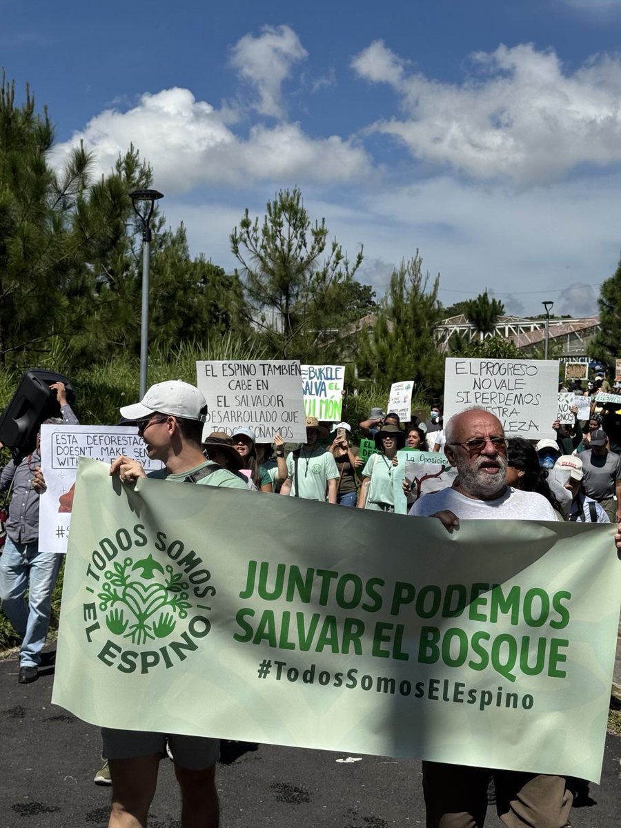 RevistaFactum's tweet photo. #ElSalvador | 🔴 Ciudadanos se manifestaron esta mañana en el parque temático El Principito, en Ciudad Merliot, en contra de la construcción del CIFCO en la Finca El Espino. 

📸: Adonaldo Arias/RF https://t.co/l5ZzeDjE2B
