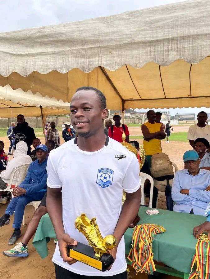 À seulement 16 ans, Allan Ngankam, pensionnaire de l’École de Football Galactique, s’impose comme l’un des grands espoirs du Littoral. Auteur de 13 buts, il décroche le titre de meilleur buteur de la Ligue régionale, une performance qui souligne son talent