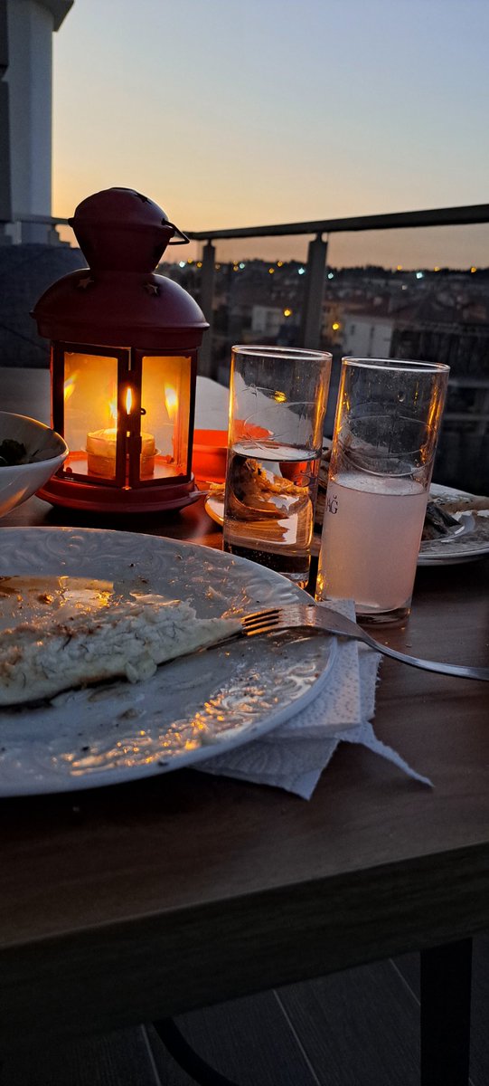 Eğer kendi dünyamı yaratmasaydım,
başkalarınınkinde ölecektim..✌️