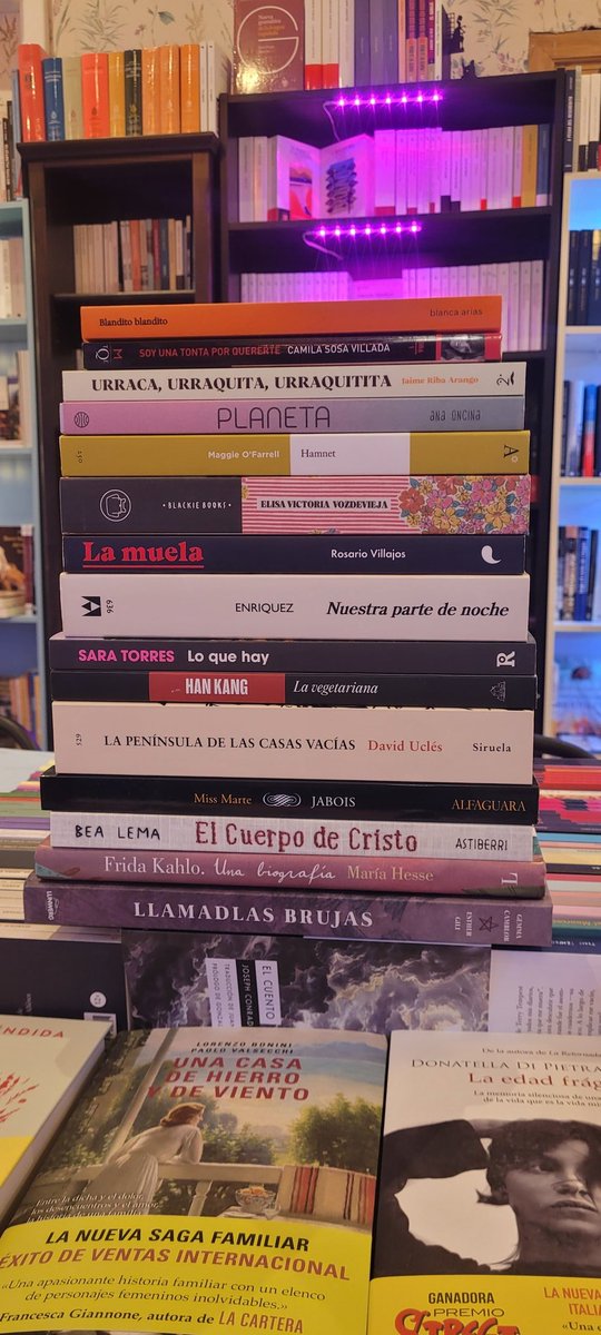 Los domingos son ideales para ordenar libros.  Todos son recuerdos, momentos vividos en la librería, en nuestros viajes o en casa. 
Hay mudanzas y vueltas que da la vida. Pero, ¿sabéis esos libros que siempre están cerca? ☺️
Con <a href="/DosBigotesEdit/">Editorial Dos Bigotes</a>
<a href="/TusquetsEditor/">Tusquets Editores</a> <a href="/LibrosAsteroide/">Libros del Asteroide</a>