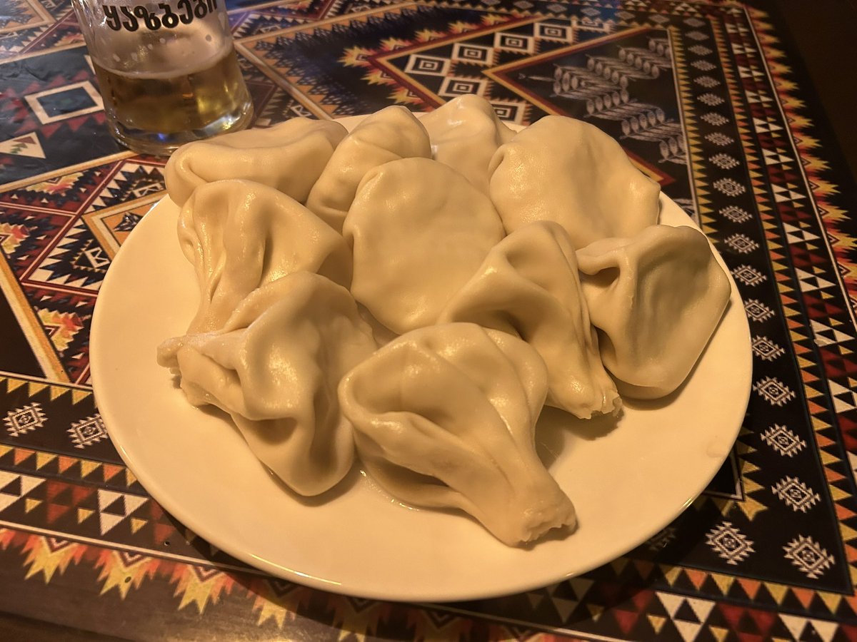 初手ヒンカリ。
最低注文数10個は一人客殺し。
とはいえこちとら成人男性、まあいけるかな〜と思って注文したら想像の倍くらいデカかった、軽い肉まんくらいある。
ひき肉のやつはスイスイ食べられたが味変のつもりで半分チーズにしたのはかなり胃にこたえた。