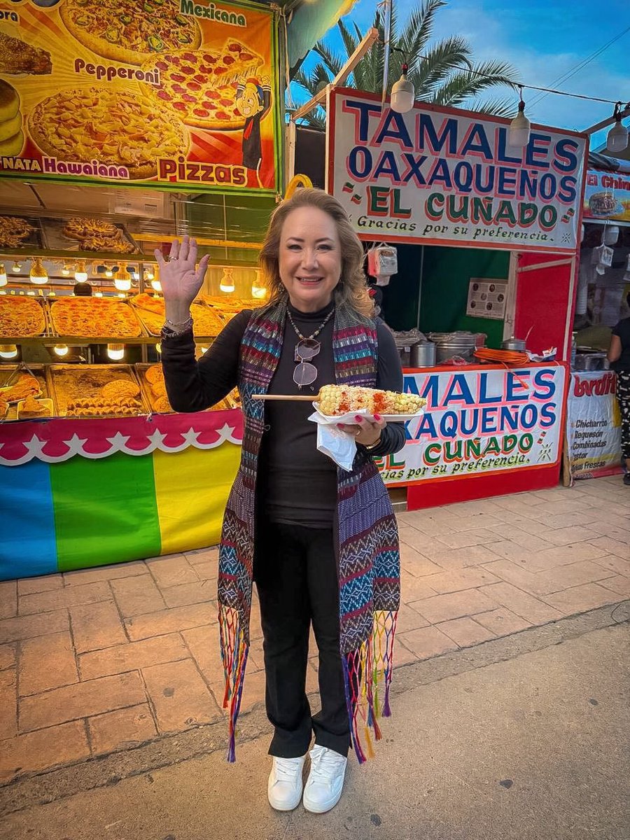 MaxKaiser75's tweet photo. Después de hospedarme en hoteles de lujo en Madrid y comer en los mejores restaurantes, me tomé esta foto con un elote en la mano para seguirlos engañando con mi falsa sencillez (ezdeque ustedes siempre se dejan engañar 🤭) https://t.co/DP7z7MAknZ