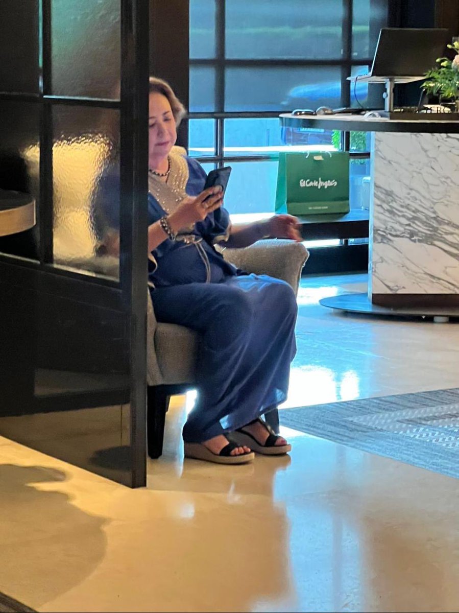 MaxKaiser75's tweet photo. Después de hospedarme en hoteles de lujo en Madrid y comer en los mejores restaurantes, me tomé esta foto con un elote en la mano para seguirlos engañando con mi falsa sencillez (ezdeque ustedes siempre se dejan engañar 🤭) https://t.co/DP7z7MAknZ