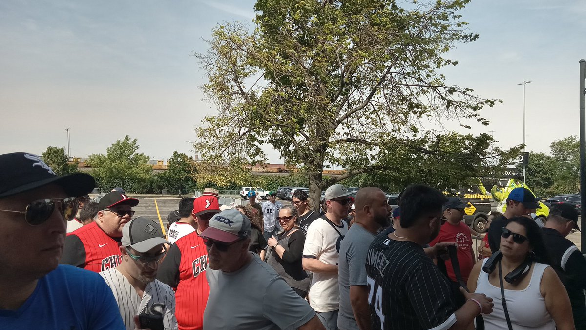 #WhiteSox fans arrived early (including yours truly 😉) just after 10AM CT to grab their Ozzie Guillen bobbleheads! #CLEvsCHW #MLB #SouthSideOrDie #SoxSide #SoxPride #108ing