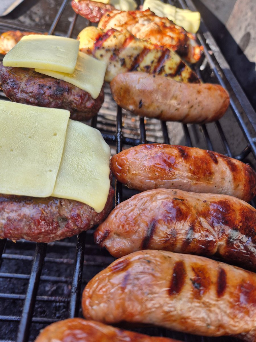 VBarton_LLIM's tweet image. Sun is out.
BBQ is out.
Said everyone in the UK today 🤣
Even the bees are happy with this sunshine 🌞