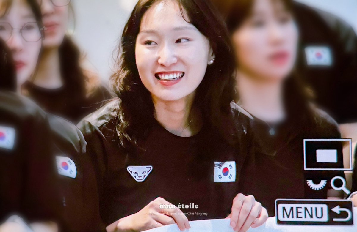 250810 preview #최민정
주는 건 맨날 냅다 자랑하는 귀여운 아이,,
현수막 잡은 손 너무 커여워🥹