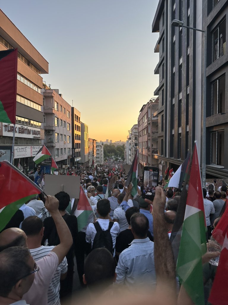 “Yürü kardeşim
Ayaklarına bir Kudüs gücü gelsin.”
#filistinhalkınınyanındayız