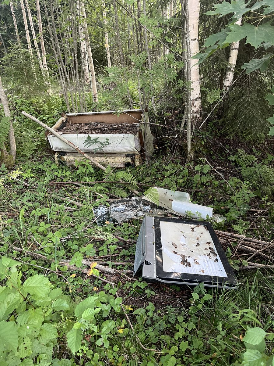 Mistä näitä kyrvänsyyliä löytyy jotka kippaavat paskansa luontoon☝🏾