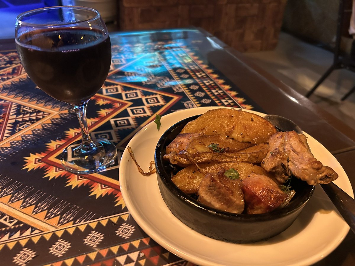 ヒンカリ食い終わってもうちょいいけるな？と思って頼んだオジャフリ。
うまい、うまいが豚肉とその油が染み込んだポテトで超ヘビー級。
最後はポテトちょい残しで撃沈。
ちなみにワインはラベルも何も貼ってないペットボトルからなみなみに注いでくれるのが味わい深い。