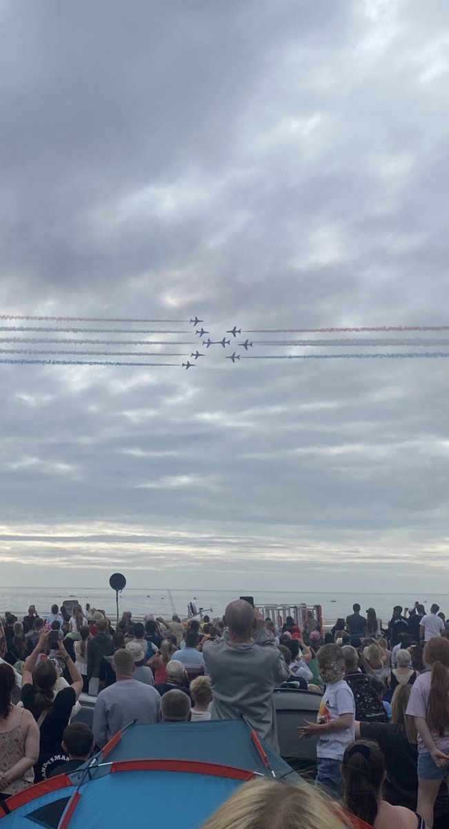 4everBWFC's tweet photo. @visitBlackpool Usually rubbish @ taking photos, but managed to capture 2 Red Arrows having a 😘 #BlackpoolAirShow https://t.co/3vzK29HE9h