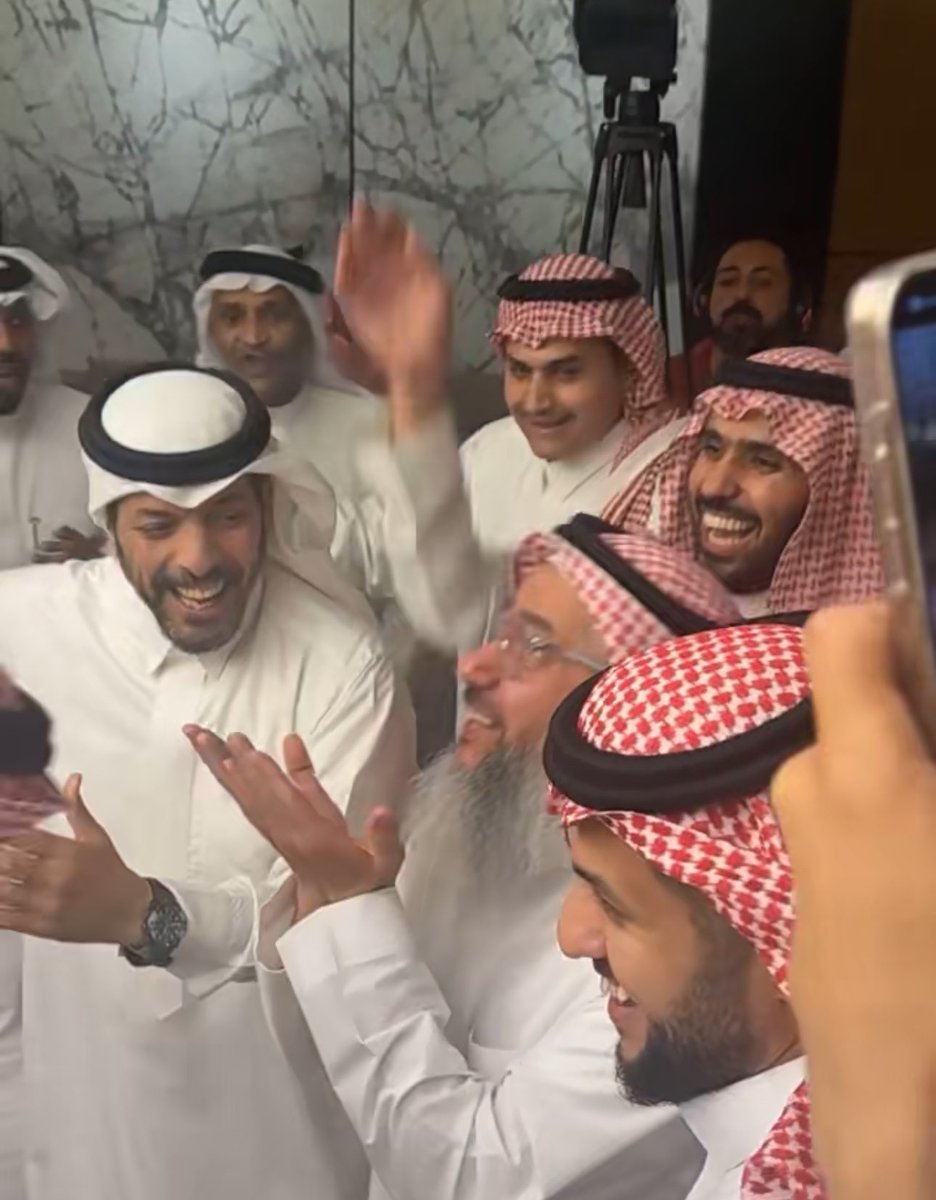 hamood2947's tweet photo. #عبدالعزيز_بن_فهد #سالم_الطويل 
#حميدان_التركي #سارة_الخنيزان 
كم أثر بي هذا المشهد ...👇
يطلبون منه أن يرقص معهم لكنه بدون
إرادة منه يرفع يديه إلى السماء 🤲 !!!
لماذا ؟!!!👇
لأن الرجل ٢٠ سنة وصديقه وأنيسه الدعاء
فتلقائيا يديه ترتفع إلى السماء لأنه إعتاد
على الخلوة مع الله هذه الخلوة التي كانت
سببا بخروجه من السجن ،هذه الخلوة التي
جعلته يدخل كل بيت ويصبح له شأن في
الحياة الدنيا ويزرع الله محبته بقلب كل
مسلم ... "فكن مع الله ولا تبالي" .👇