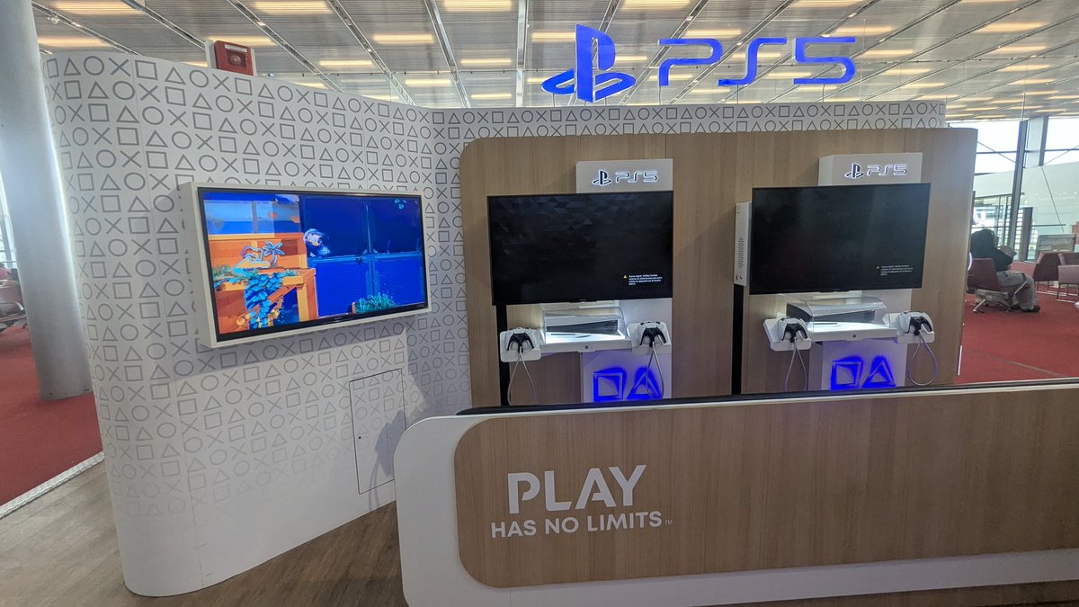 When you're traveling back from holiday and have a few hours to kill...

Then you see this at the Airport. 

What are you playing? 👇

#PS5