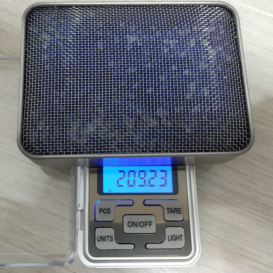 自作のシリカリザレクターかけて３時間放置した結果。
バッチリ青になってました。やった大成功！！
このシリカゲルは、なんでも除湿シリカゲルとトーヤクシリカゲル青の５０％ミックスです。
使用前226g - 使用後209g＝-17g
(金属ケース約45gを含む重量)
電気代：約2.8円
高コスパだぜ！！