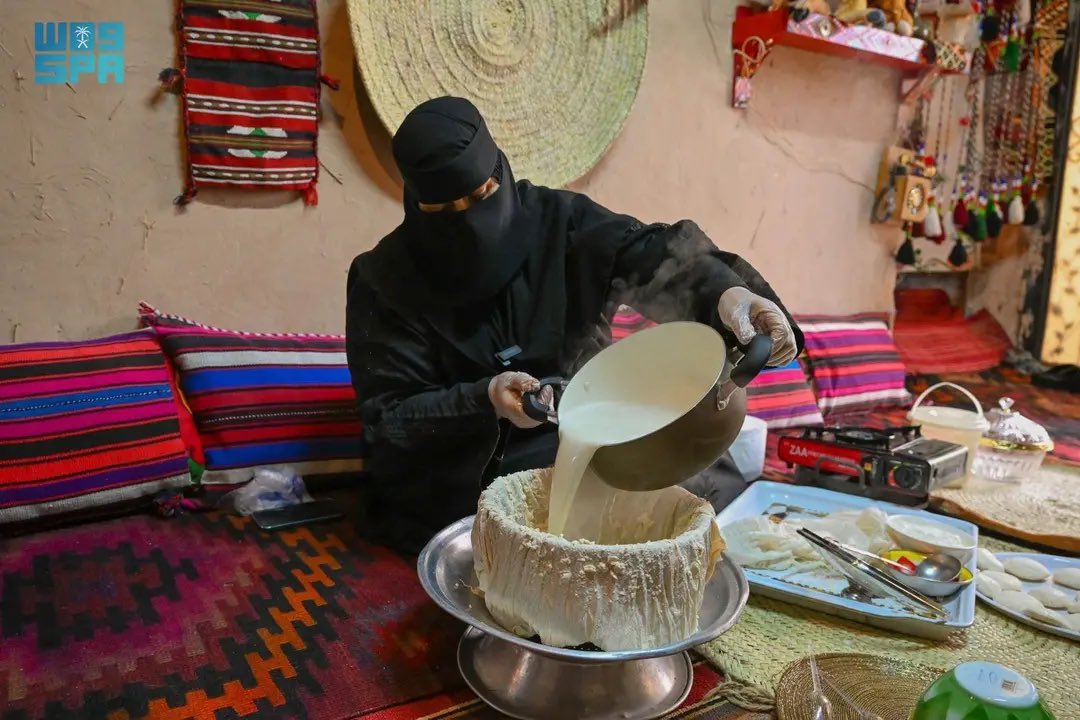 صناعة الألبان التقليدية في الحدود الشمالية.. موروث أصيل تتناقله الأجيال وتدعمه رؤية وطنية

spa.gov.sa/N2375870