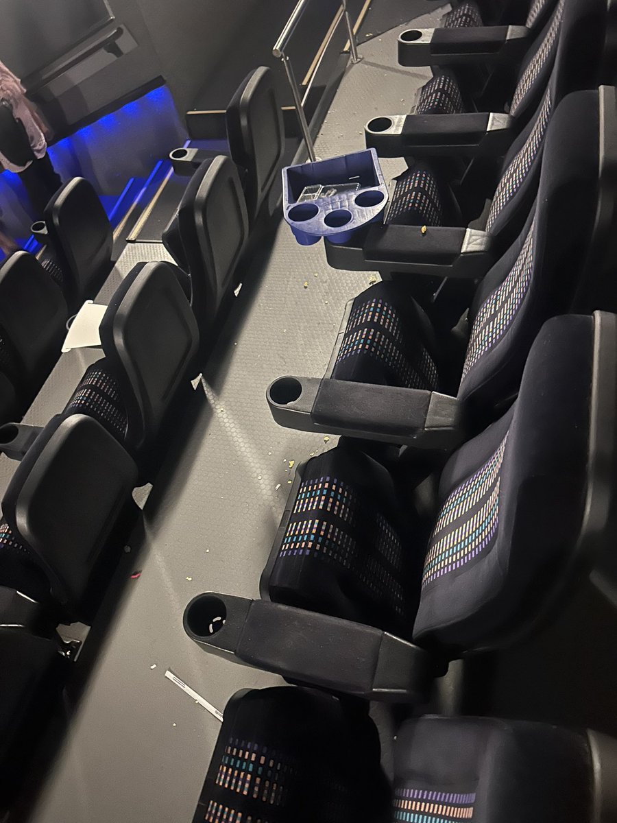 ART_VILLEGAS's tweet photo. @Cinepolis que pasó? Apenas llegando a la función y así está  #FelizDomingo es el complejo de velaría mall https://t.co/SaAR5VpAo4