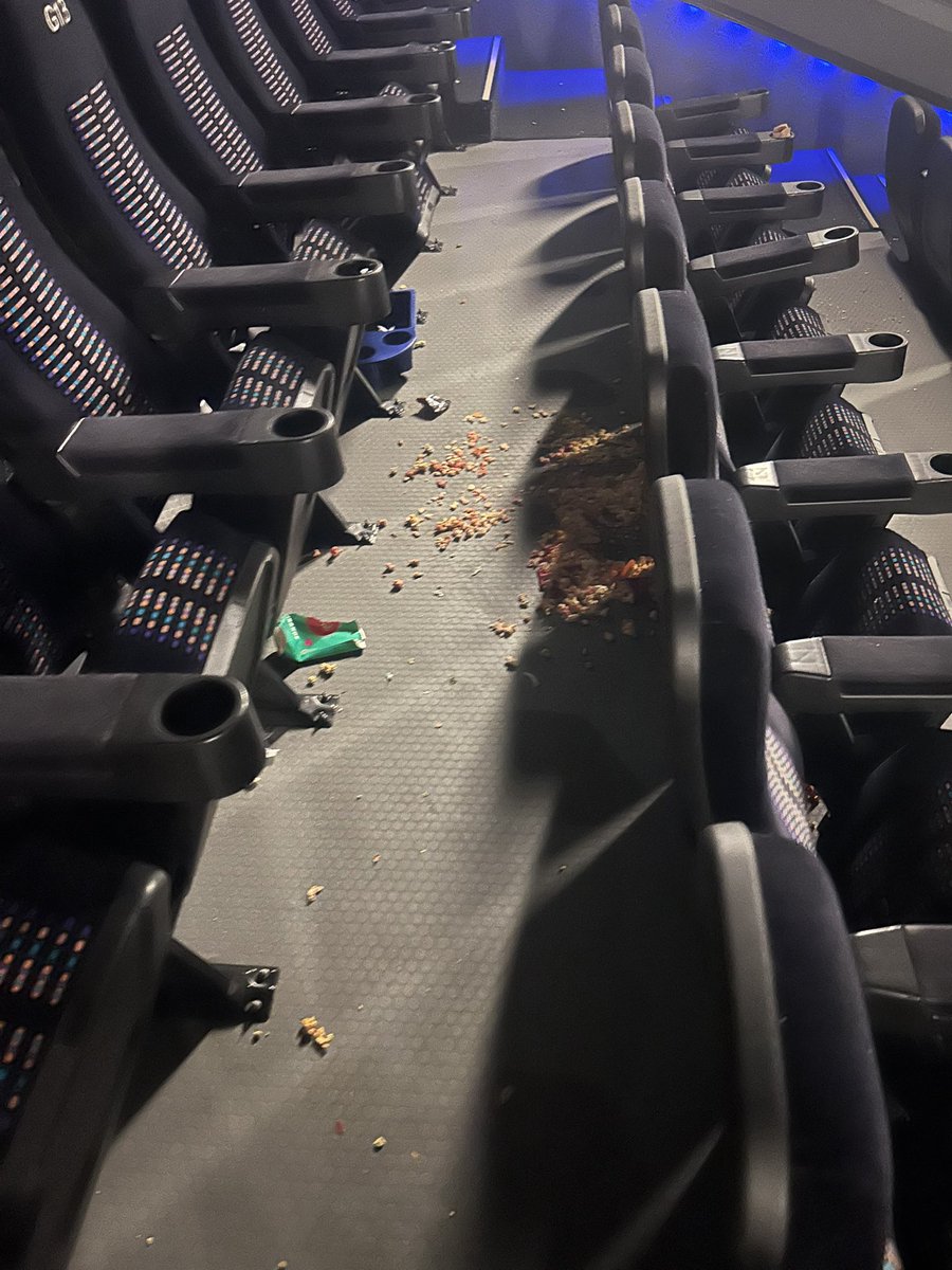 ART_VILLEGAS's tweet photo. @Cinepolis que pasó? Apenas llegando a la función y así está  #FelizDomingo es el complejo de velaría mall https://t.co/SaAR5VpAo4