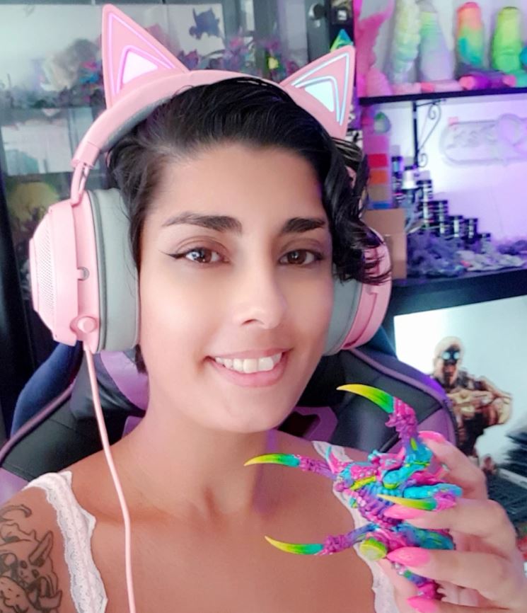 Join me at 9pm for my painting stream!!! - onlyfans.com/freehivequeen

I need to finish this screamer killer so I can move on with my life! I wanna paint something new! 

I also got my new headset to work!!! 😻