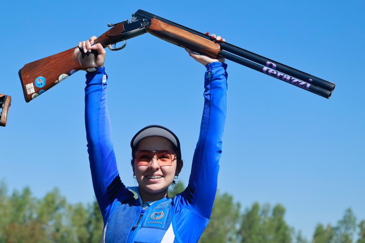 PanamSports's tweet photo. ¡Guatemala en lo más alto!

Evelyn Padilla se llevó el oro en tiro skeet femenino de los Juegos Panamericanos Junior ASU2025.

Un resultado que enorgullece a toda su nación.

#PanamSports #Asu2025 https://t.co/uEEoVBb61L